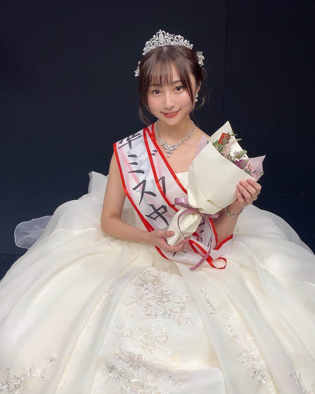 米徳京花さんのインスタグラム写真 - (米徳京花Instagram)「. Mr.&Miss Chuo Contest 2020にて 準グランプリを頂くことができました！ 約4ヶ月間という長い間、 最後まで温かく見守り応援してくださった皆様、 本当にありがとうございました。 悔いを残すことなくミスコン活動をやり切ることが出来たので、今は肩の荷が降りたようで、ほっとしています。 　 私は自分の感情を表に出すことや 言葉で表現することが苦手ですし、 自分に自信も無いです。 でもそんな内気な性格を、 この活動期間で少しでも変えることが できたらいいなと思っていました。 　 活動中は応援して下さる方々と MixChannelやインスタライブで 沢山交流させていただき、 素の自分を出すことが出来ました！ それは、ファンの皆さんの温かいコメントや 励ましがあったからです。 本当に本当にありがとうございました。 　 そして、投票をして下さった皆様、 Twitterやインスタを見てコメントを下さった方々。 慣れないSNSでの更新に戸惑うことが多く、 自分の良さは一体何だろうと模索する日々でしたが、 コメントを下さる方々からの温かいお言葉を見て いつも励まされていました。 　 最後になりますが、 応援してくださったファンの方々、家族、友人、 関係者の方々、RPの皆、 そして共に切磋琢磨して活動したファイナリストの皆。 　 私はこの4ヶ月間、たくさんの方々に支えられ 周りに恵まれていることを何度も実感しました。 皆様と一緒に駆け抜けたこの4ヶ月間は、 一生の宝物です。 　 大学生活で心に残る貴重な経験をさせていただき、 本当にありがとうございました。 ミスコンをスタート地点として今後も精進して参りますので、これからも温かく見守って頂けると嬉しいです。 たくさんのご声援、 本当にありがとうございました。 　 皆さんのことが大好きです。 　 米徳京花   #中央大学 #中央ミスコン #中大ミスコン #ありがとう」11月29日 21時01分 - miss2chuo__2020