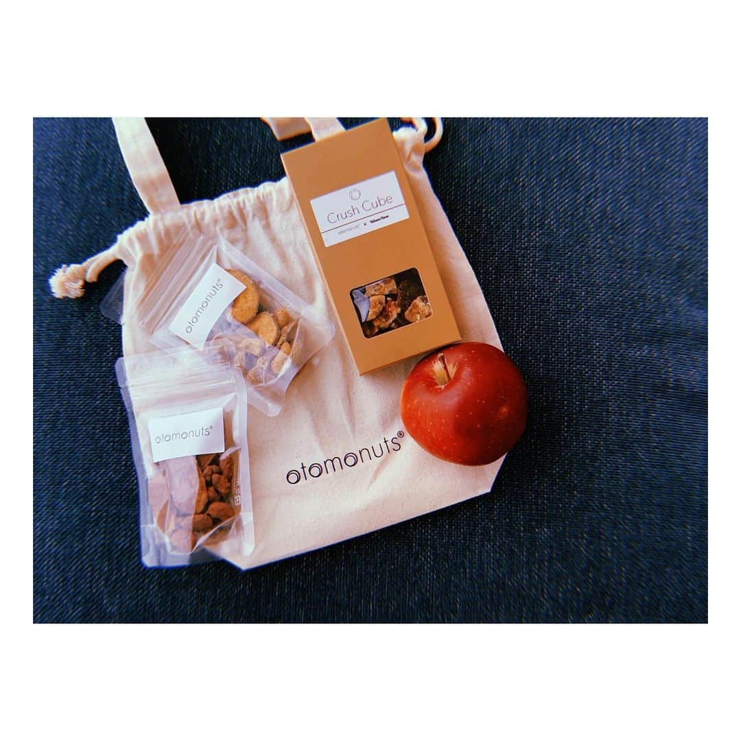 のインスタグラム：「🍎 ともみさん @aki._.tomo が プロデュースされてる @otomonuts  やっと買えた〜！！ めっちゃ嬉しい〜！！ そしてめっちゃ美味しい〜！！🤤💕 ともみさんにも久々会えて とても嬉しかった🥰 ・ #otomonuts #オトモナッツ #ドライフルーツ #ナッツ #おやつ #薬膳 #あっというまになくなった」