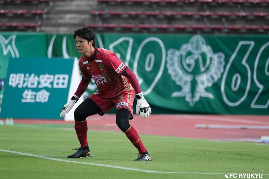 田口潤人のインスタグラム：「vs東京ヴェルディ  無失点で良い形で勝つ事ができました！！ 今日も沢山のご声援 ありがとうございました👍  僕が着るベンガラのユニフォーム 違和感マックスですね😂笑  #fc琉球 #fcryukyu @fcryukyu  #東京ヴェルディ #tokyoverdy  #沖縄　#okinawa #oneokinawa  #首里城 #琉球 #琉球再興 #ゴールキーパー #gk」