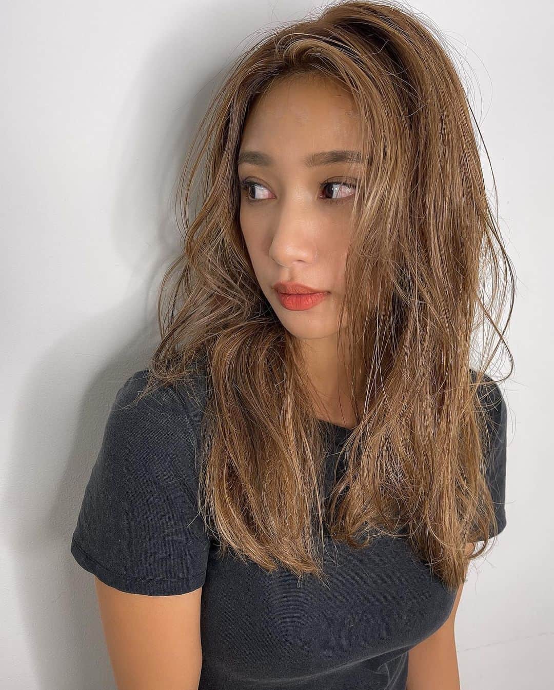 新井ニーニャさんのインスタグラム写真 - (新井ニーニャInstagram)「🖤  ちょっと時差投稿になっちゃいましたが この間 @motonori_kurihara  のところでイメチェン🥰✌️✨  前髪にハイライトを入れる フェイスフレーミングハイライトを 入れてもらいました☺️💕  色の差が出るのもかわいいけど それだとアジアっぽく モードになりすぎちゃうので 私が好きなアメリカ系🇺🇸のヘアにしてもらうべく 他の部分にも細い沢山のハイライトと 少しのローライトを足してもらって 馴染む自然な立体カラーにしてもらいました😍  かわいいー❤️大満足❤️ 私可愛くなった😍😍❤️← くりちゃんありがとう🥰🙏✨  くりちゃんとは5年前くらい私がベリショだった頃 よくお世話になってたけど最近会ってなくて🤔 でもこの間撮影の時に @miee.misa  と会って髪色がめっちゃ綺麗で！ どこでやってるの？って聞いたら くりちゃんのところだったからすぐ予約しました。笑  ヘアとは関係ないんだけど 人って普段のルーティンと違うことを 1週間のうちに1時間意識して変えることで 新しく視野が広がって人生の選択肢が 増えてチャンスが舞い込みやすくなるんだって☺️ なんの本か忘れたけど(←同時に色々読むから わからなくなるの😭ごめんなさい😭) 脳のドーパミン分泌量の研究で見つかった 論理的な見解なので興味があって実践してるんだけど 美容室とか普段行く場所とか 選ぶランチとかなんでもいいの！ 違う場所を歩いたり見たり、感じることが 大切らしいので最近は新しいことに どんどんチャレンジするようにしてます🖤  #フレーミングハイライト #フェイスフレーミング #フェイスフレーミングハイライト #イメチェン #ヘアカラー #外国人風カラー #外国人ヘアカラー #ハイライト #ローライト #立体ヘア #前髪ハイライト #前髪 #スタイルチェンジ #スタイリング動画 #外国人風ハイライト #かきあげスタイル」11月29日 21時09分 - 22nina77