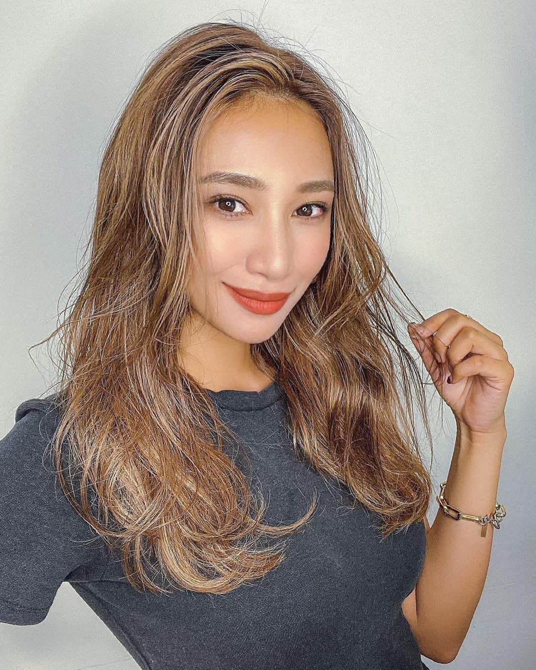 新井ニーニャさんのインスタグラム写真 - (新井ニーニャInstagram)「🖤  ちょっと時差投稿になっちゃいましたが この間 @motonori_kurihara  のところでイメチェン🥰✌️✨  前髪にハイライトを入れる フェイスフレーミングハイライトを 入れてもらいました☺️💕  色の差が出るのもかわいいけど それだとアジアっぽく モードになりすぎちゃうので 私が好きなアメリカ系🇺🇸のヘアにしてもらうべく 他の部分にも細い沢山のハイライトと 少しのローライトを足してもらって 馴染む自然な立体カラーにしてもらいました😍  かわいいー❤️大満足❤️ 私可愛くなった😍😍❤️← くりちゃんありがとう🥰🙏✨  くりちゃんとは5年前くらい私がベリショだった頃 よくお世話になってたけど最近会ってなくて🤔 でもこの間撮影の時に @miee.misa  と会って髪色がめっちゃ綺麗で！ どこでやってるの？って聞いたら くりちゃんのところだったからすぐ予約しました。笑  ヘアとは関係ないんだけど 人って普段のルーティンと違うことを 1週間のうちに1時間意識して変えることで 新しく視野が広がって人生の選択肢が 増えてチャンスが舞い込みやすくなるんだって☺️ なんの本か忘れたけど(←同時に色々読むから わからなくなるの😭ごめんなさい😭) 脳のドーパミン分泌量の研究で見つかった 論理的な見解なので興味があって実践してるんだけど 美容室とか普段行く場所とか 選ぶランチとかなんでもいいの！ 違う場所を歩いたり見たり、感じることが 大切らしいので最近は新しいことに どんどんチャレンジするようにしてます🖤  #フレーミングハイライト #フェイスフレーミング #フェイスフレーミングハイライト #イメチェン #ヘアカラー #外国人風カラー #外国人ヘアカラー #ハイライト #ローライト #立体ヘア #前髪ハイライト #前髪 #スタイルチェンジ #スタイリング動画 #外国人風ハイライト #かきあげスタイル」11月29日 21時09分 - 22nina77