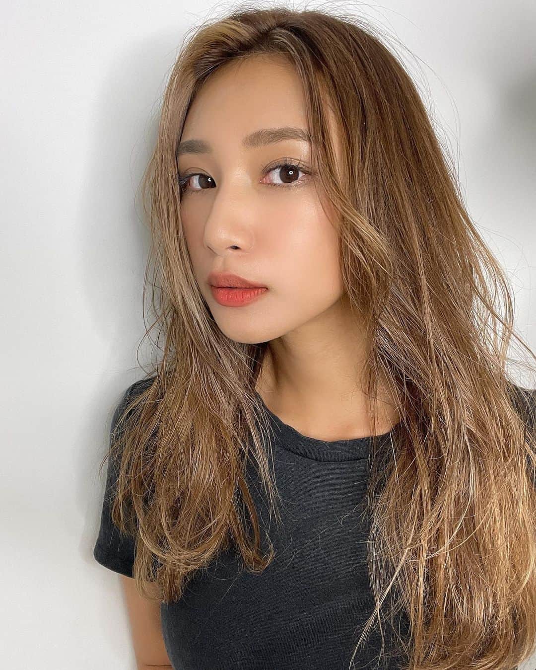 新井ニーニャさんのインスタグラム写真 - (新井ニーニャInstagram)「🖤  ちょっと時差投稿になっちゃいましたが この間 @motonori_kurihara  のところでイメチェン🥰✌️✨  前髪にハイライトを入れる フェイスフレーミングハイライトを 入れてもらいました☺️💕  色の差が出るのもかわいいけど それだとアジアっぽく モードになりすぎちゃうので 私が好きなアメリカ系🇺🇸のヘアにしてもらうべく 他の部分にも細い沢山のハイライトと 少しのローライトを足してもらって 馴染む自然な立体カラーにしてもらいました😍  かわいいー❤️大満足❤️ 私可愛くなった😍😍❤️← くりちゃんありがとう🥰🙏✨  くりちゃんとは5年前くらい私がベリショだった頃 よくお世話になってたけど最近会ってなくて🤔 でもこの間撮影の時に @miee.misa  と会って髪色がめっちゃ綺麗で！ どこでやってるの？って聞いたら くりちゃんのところだったからすぐ予約しました。笑  ヘアとは関係ないんだけど 人って普段のルーティンと違うことを 1週間のうちに1時間意識して変えることで 新しく視野が広がって人生の選択肢が 増えてチャンスが舞い込みやすくなるんだって☺️ なんの本か忘れたけど(←同時に色々読むから わからなくなるの😭ごめんなさい😭) 脳のドーパミン分泌量の研究で見つかった 論理的な見解なので興味があって実践してるんだけど 美容室とか普段行く場所とか 選ぶランチとかなんでもいいの！ 違う場所を歩いたり見たり、感じることが 大切らしいので最近は新しいことに どんどんチャレンジするようにしてます🖤  #フレーミングハイライト #フェイスフレーミング #フェイスフレーミングハイライト #イメチェン #ヘアカラー #外国人風カラー #外国人ヘアカラー #ハイライト #ローライト #立体ヘア #前髪ハイライト #前髪 #スタイルチェンジ #スタイリング動画 #外国人風ハイライト #かきあげスタイル」11月29日 21時09分 - 22nina77