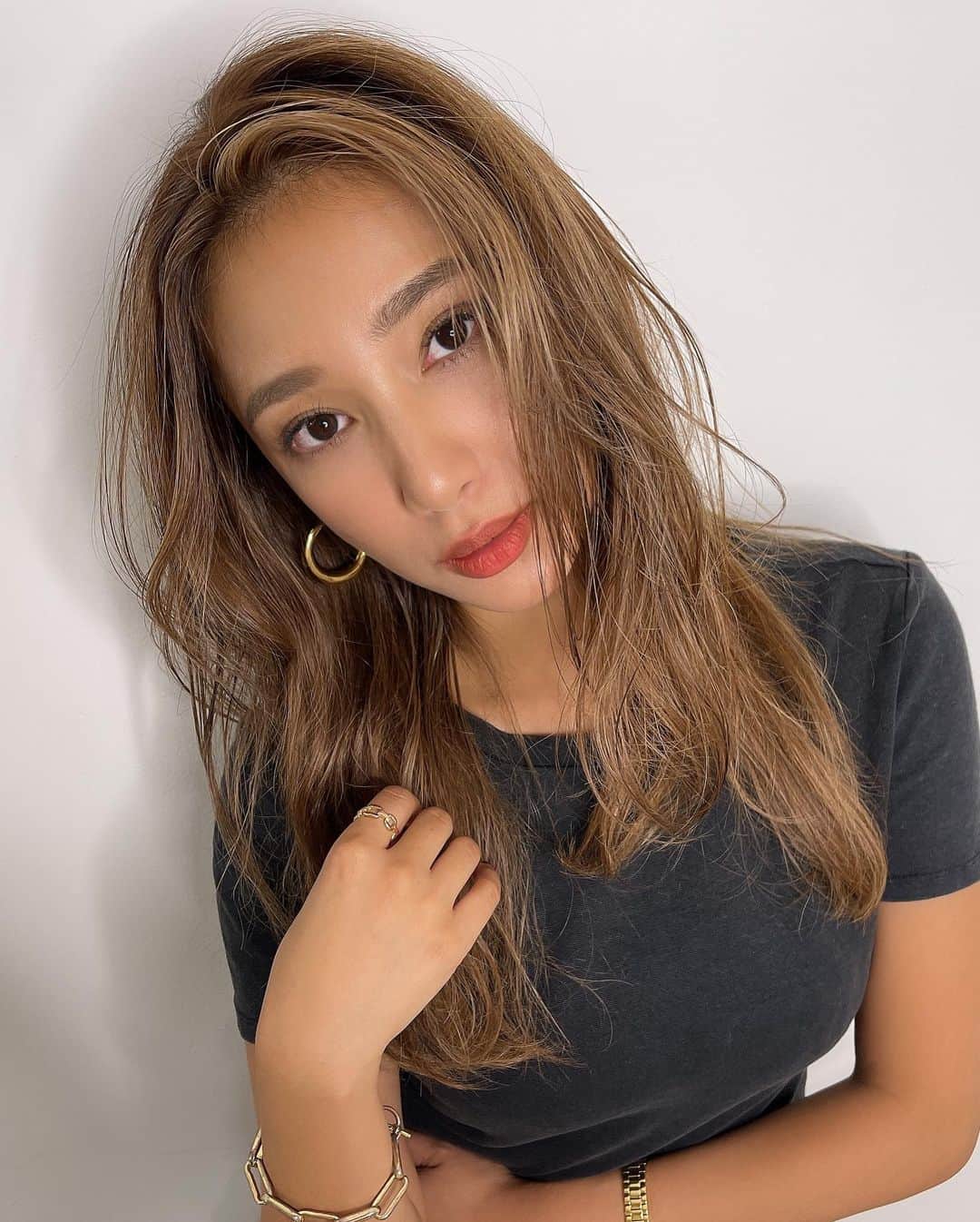 新井ニーニャさんのインスタグラム写真 - (新井ニーニャInstagram)「🖤  ちょっと時差投稿になっちゃいましたが この間 @motonori_kurihara  のところでイメチェン🥰✌️✨  前髪にハイライトを入れる フェイスフレーミングハイライトを 入れてもらいました☺️💕  色の差が出るのもかわいいけど それだとアジアっぽく モードになりすぎちゃうので 私が好きなアメリカ系🇺🇸のヘアにしてもらうべく 他の部分にも細い沢山のハイライトと 少しのローライトを足してもらって 馴染む自然な立体カラーにしてもらいました😍  かわいいー❤️大満足❤️ 私可愛くなった😍😍❤️← くりちゃんありがとう🥰🙏✨  くりちゃんとは5年前くらい私がベリショだった頃 よくお世話になってたけど最近会ってなくて🤔 でもこの間撮影の時に @miee.misa  と会って髪色がめっちゃ綺麗で！ どこでやってるの？って聞いたら くりちゃんのところだったからすぐ予約しました。笑  ヘアとは関係ないんだけど 人って普段のルーティンと違うことを 1週間のうちに1時間意識して変えることで 新しく視野が広がって人生の選択肢が 増えてチャンスが舞い込みやすくなるんだって☺️ なんの本か忘れたけど(←同時に色々読むから わからなくなるの😭ごめんなさい😭) 脳のドーパミン分泌量の研究で見つかった 論理的な見解なので興味があって実践してるんだけど 美容室とか普段行く場所とか 選ぶランチとかなんでもいいの！ 違う場所を歩いたり見たり、感じることが 大切らしいので最近は新しいことに どんどんチャレンジするようにしてます🖤  #フレーミングハイライト #フェイスフレーミング #フェイスフレーミングハイライト #イメチェン #ヘアカラー #外国人風カラー #外国人ヘアカラー #ハイライト #ローライト #立体ヘア #前髪ハイライト #前髪 #スタイルチェンジ #スタイリング動画 #外国人風ハイライト #かきあげスタイル」11月29日 21時09分 - 22nina77