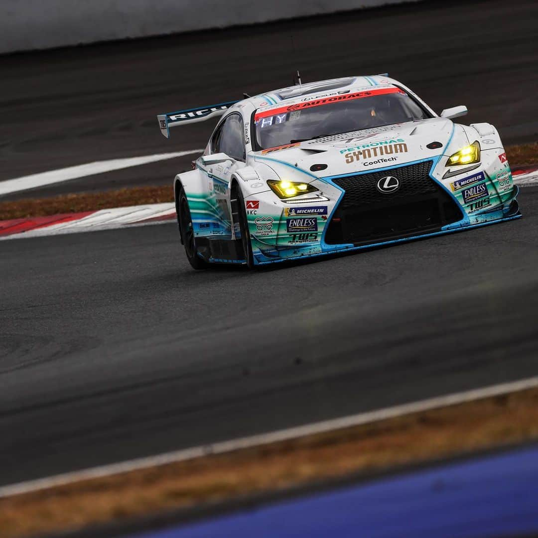 吉本大樹さんのインスタグラム写真 - (吉本大樹Instagram)「2020 #SUPERGT season is now over.  It has been really tough season for us. We’ve finished in P9 from P19 today and this was the best result for hall season.  But we’ve brought everything out in every races and we are even more stronger than ever.  I’m boiled and can’t wait to make some revenge in next season.  Thank you all for supporting team #LMcorsa 最終戦にしてやっとポイントが獲れました。たかが2点…たかが9位ですが今季の僕らにとっては遠い遠いシングルでした。 チーム皆んなで頑張りました。スタートスティントのしゅんきゅん @shunsuke.kohno も頑張りました。 左側2輪交換で後半キツかったけどなんとか耐えることが出来た今日のレースはちゃんと「レース」が出来てたね。 今シーズン #LMcorsa は更に強くなったと思う。来シーズンに向けて握った拳は固いです。 沢山の応援ありがとうございました！ #Lexus #Rcf #RcfGT3 @otggroup_60」11月29日 21時10分 - hiroyoshimoto