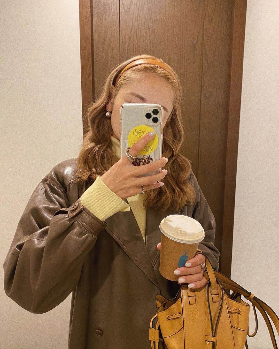 のインスタグラム：「🧡 🐻 🧡 コーヒーカップまで色味が揃ってて可愛かったから 思わず帰ってきてお家でパシャリ〜🤳😙笑  @loewe のvintageレザーめちゃ合わせやすくて めっちゃヘビロテしちゃってる💗💗  カチューシャもっ。笑 困った時はカチューシャ頼みっ。笑  そんなワントーンコーデの日🕺🌙  #秋冬コーデ #ブラウンコーデ」