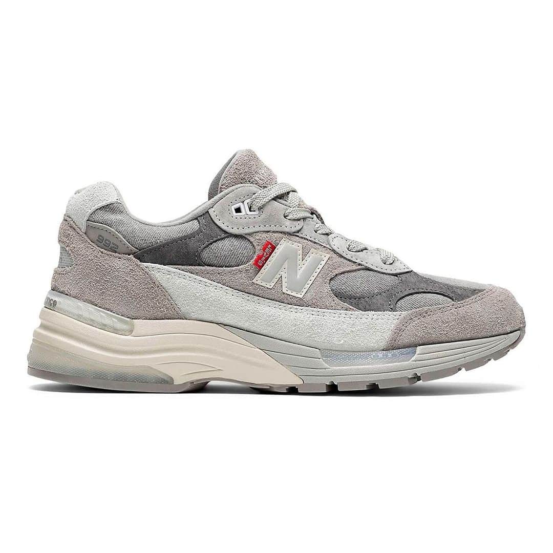 HYPEBEASTさんのインスタグラム写真 - (HYPEBEASTInstagram)「@hypebeastkicks: @levis and @newbalance have teamed up for a 992 collaboration. The upcoming release features a suede upper that expresses a variety of textures and shades of gray. Instead of using the usual mesh, the underlay segments have been filled in with matching gray denim. Accenting the reflective classic “N” branding tacked on the midfoot region is Levi’s classic “Big E” red tag. Stay tuned for official release details.⁠⠀ Photo: New Balance」11月29日 21時15分 - hypebeast