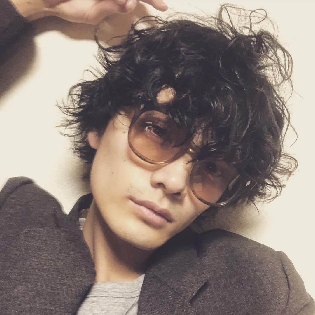 長坂 睦生のインスタグラム：「ぐりぐりにかけてもらった。 @morimasamorimori ちゃんありがと！ #メンズヘア #メンズパーマ」