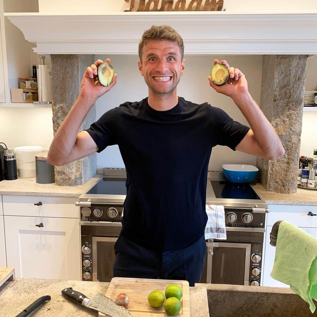 トーマス・ミュラーのインスタグラム：「Gesundheit und gesunde Ernährung sind extrem wichtig für meinen Beruf als Sportler. Aber bei euch ist das eigentlich auch nicht anders. Für ein aktives und entspanntes Leben brauchen wir einen gesunden und funktionierenden Körper.  Ich möchte meinen kleinen Beitrag zu dem Thema leisten und in Zukunft so regelmäßig wie möglich Inspirationen in Bezug auf Gesundheit und gesunde Ernährung mit euch teile. Alles bleibt gewohnt locker, keiner hat es erfunden und es gibt auch kein richtig oder falsch. Am Ende muss es einfach für jeden einzelnen passen.  Happy Sunday und bleibt gesund 🙂🥑  #gesundessen #gesundeernährung #gesundundlecker」