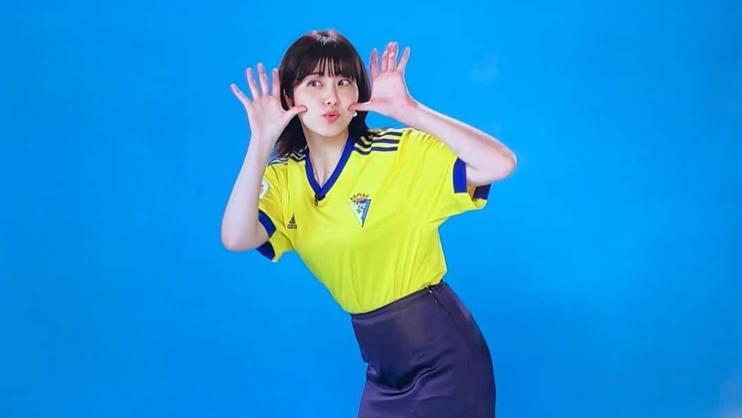 森山るりのインスタグラム：「. あす夜20時からWOWOWにて リーガダイジェスト！です⚽️✨ . たまにはおふさげの写真も笑 カディスのユニフォームは 背景とのコントラストが綺麗！ . #2枚目は寄り目未遂 #wowow #サッカー #laliga」