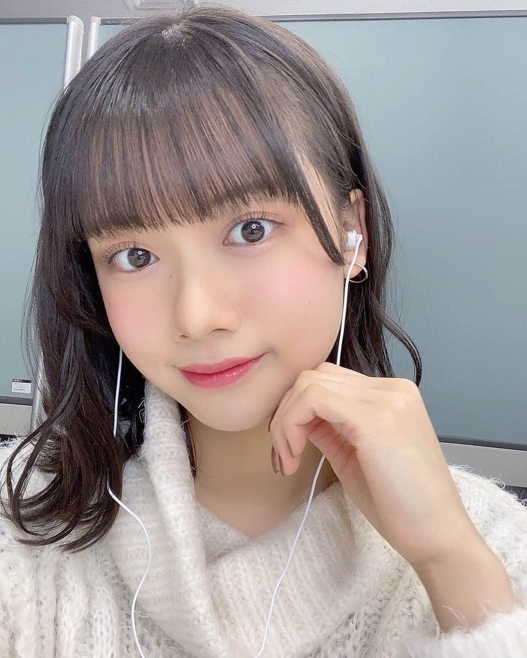 のインスタグラム：「・ ・ もうちょっとウェーブっぽかったけどとれちゃった🥲 ストーリーの質問沢山答えてくださってありがとうございました！ 外はねと巻き髪が多かったー！ ・ ・」