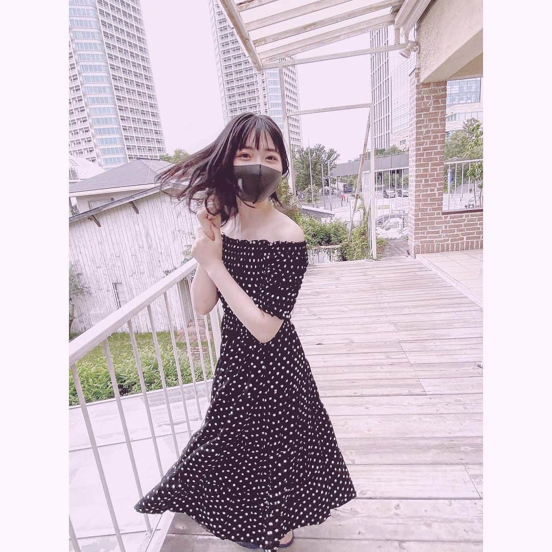 加藤咲希のインスタグラム：「この日天気悪かったけど機嫌良かったᐡ｡• ·̫ •｡ᐡ . 安定にふぉとばいななです🤍 いつもありがとね❕ (@nananozaki_official ) . . ヘアメイクは吉田さんです︎︎︎︎︎☺︎ アイメイクがほんとに可愛くて､､🤦🏻‍♀️ ありがとうございます🙏🏼 (@yoshida_miyuki112 ) . . . . #nicola #ニコラ #モデル #ニコモ #ニコラモデル #加藤咲希 #かとぅ #かとっこ🐱🌸 #高校生 #高校生モデル #jk #jkモデル #レプロ #レプロエンタテインメント #黒髪 #彼氏目線 #オフショル #ワンピース」