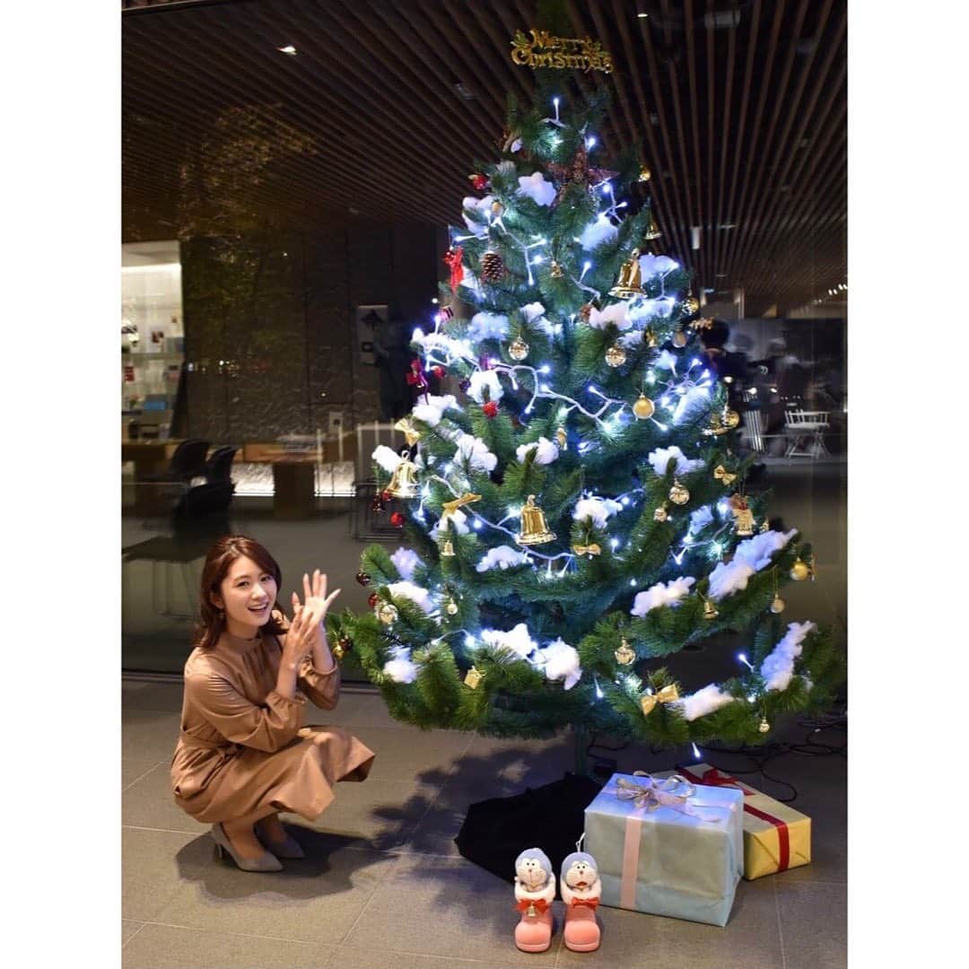 尾島早都樹のインスタグラム：「そして11月もまもなく終わり、、。  🎅🏻🎄 と #ドラえもん!?  #高志の国文学館  #xmas  #クーリスマスが今年もやーってくるー  #チューリップテレビ #アナウンサー」