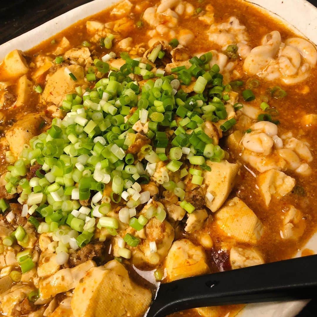 池田有希子のインスタグラム：「今日の晩御飯は #麻婆白子 ！昨日、御徒町の無敵スーパー吉池さんでとても白子がお安かったのです。ご飯に乗っけてハフハフビリビリ！白子だけじゃあ鼻血出ちゃうかしらと思ってお豆腐も入れました。結果とてもよろしい仕上がり👍🥢」