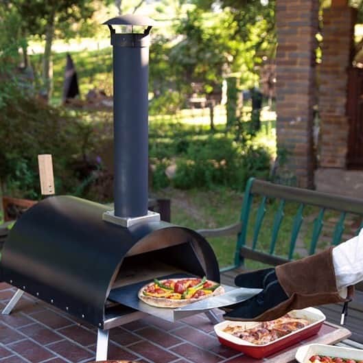 UNBY GENERAL GOODS STOREのインスタグラム：「どこでも焼ける本格PIZZA窯 ポータブルピザオーブンKABUTO（かぶと） 薪窯で焼いたピザはひと味違います🍕 しかし数百キロにも及ぶ重量、設置スペース、長時間の余熱など、ピザを味わうまでのハードルは高いもの。ましてや家庭では😭KABUTOはそんな薪窯の性能をギュッとコンパクトにしたピザオーブンです。どこでも持ち運べて様々な場所でピザパーティーが楽しめます。一世を風靡した石釜DIYの時代から、もっと気軽に本格ピザが味わえる時代へ！ ピザ新世紀(‼️)の到来です。 ● 小枝と木質ペレット両方使える多燃料タイプ ● 約25分で300℃以上に！ 短い余熱時間ですぐに焼ける ● 燃料を徐々に投入できるため長時間焼き続けられる ● 薪窯としてオーブン調理やパン焼きなど幅広い調理ができる ● 脱着式の煙突＆畳める脚で持ち運び簡単 . . . . #camp　#fireside #ファイヤーサイド #キンドリングクラッカー #キンドリングクラッカーキング #薪割りくさび　#キャンプ　#焚火好きな人と繋がりたい #キャンプ好きな方と繋がりたい　#アウトドア #キャンプ用品　#グランマコッパーケトル」
