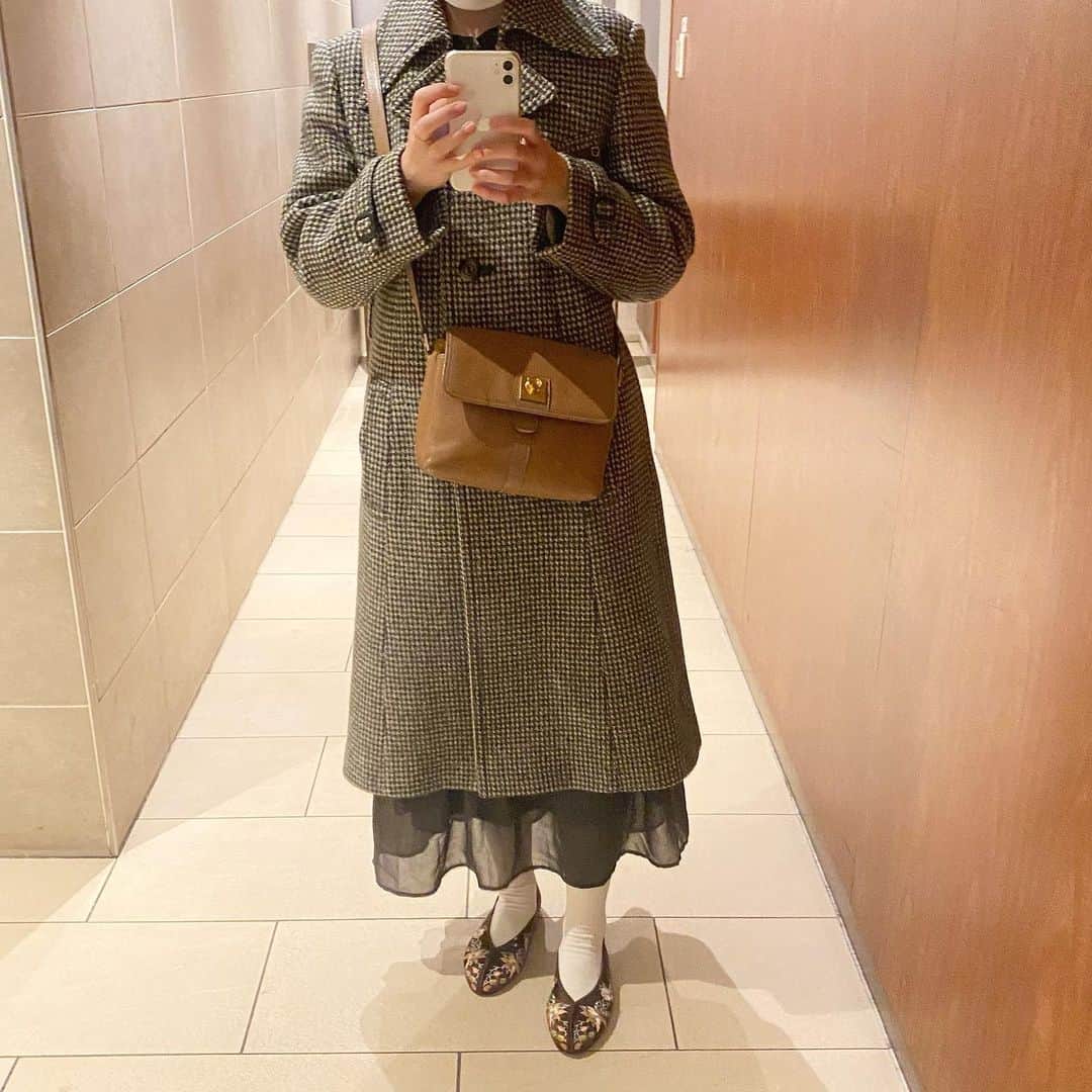 川村安奈さんのインスタグラム写真 - (川村安奈Instagram)「好きなものを組み合わせたコーデ🧤 #me #ootd #vintagecoat #winter #白タイツ #チャイナシューズ #古着 #ヴィンテージ古着 #私服」11月29日 21時32分 - anna_k53