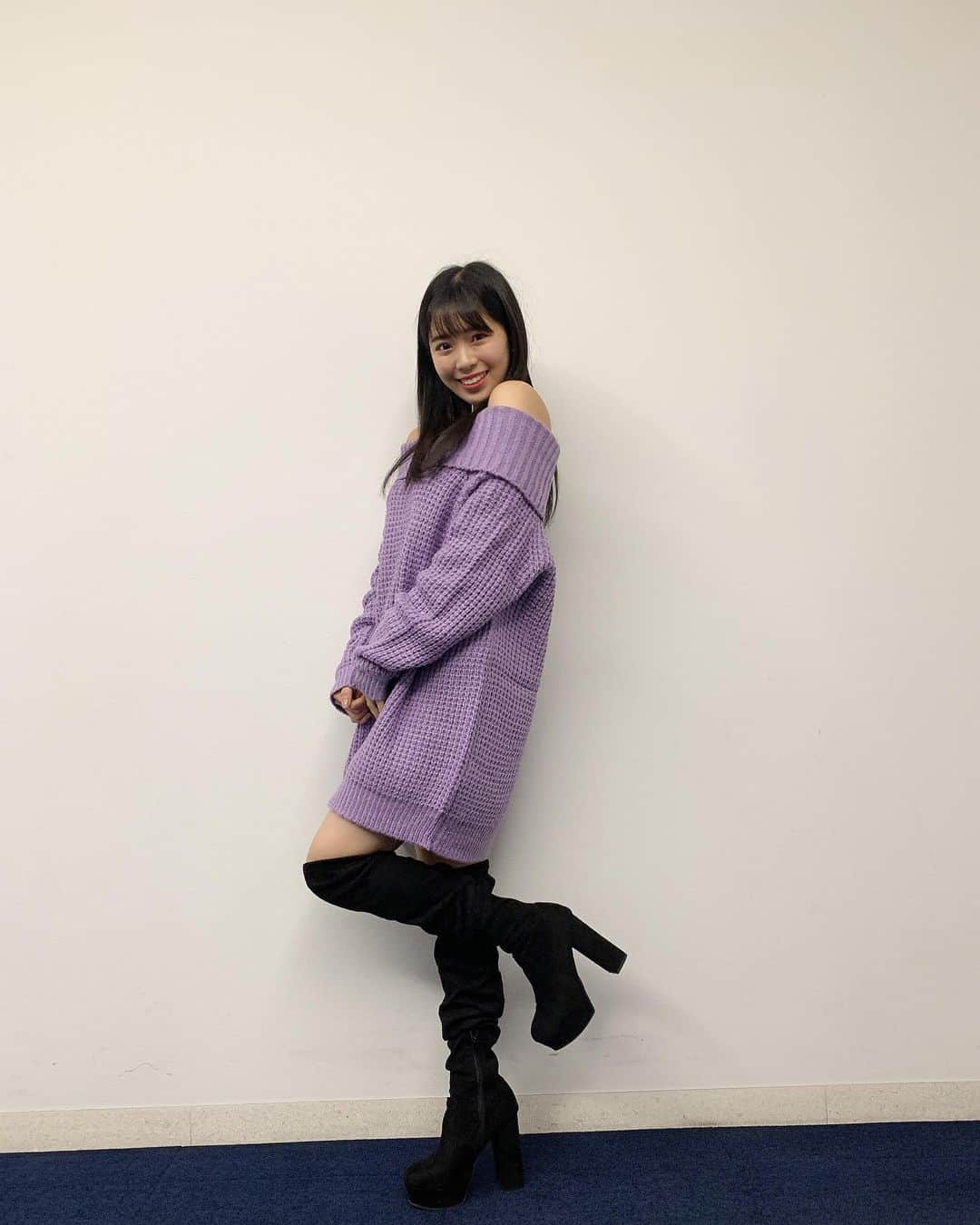 安田桃寧さんのインスタグラム写真 - (安田桃寧Instagram)「. 今日はオフショルのニット〜💜💜 パープルあんま着いひんから慣れへんなぁ笑笑 あみゅ明日までかぁ😢 #あみゅこーで #ニット #オフショル」11月29日 21時32分 - peachpeach_o6o8