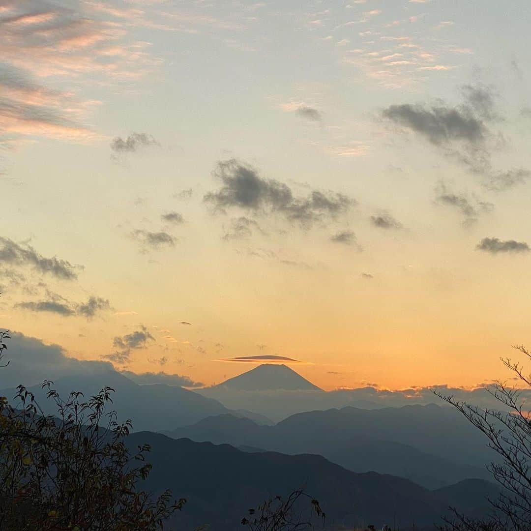 ARIKAさんのインスタグラム写真 - (ARIKAInstagram)「もこもこ✖️高尾山⛰ . どーしても紅葉見たくて高尾山へ🍁 このNIKEのモコモコお気に入り🧡 紅葉も少し残ってて、なにより山頂で 富士山がみれて嬉しかった🥰 天気が良くないとみれないらしい✨ いい運動になったし行って良かった👟🎒 . #高尾山 #おひとり様 #運動 #散歩 #登山 #NIKE #もこもこアウター #冬 #休日の過ごし方 #休日 #日曜日 #紅葉 #富士山 #絶景 #幸せ #gymgirl #workout #makeup #hair #me #girl #swag #l4l #love #selfie #bestoftheday #followme #dog #lovedogs #お洒落さんと繋がりたい」11月29日 21時24分 - arika.este