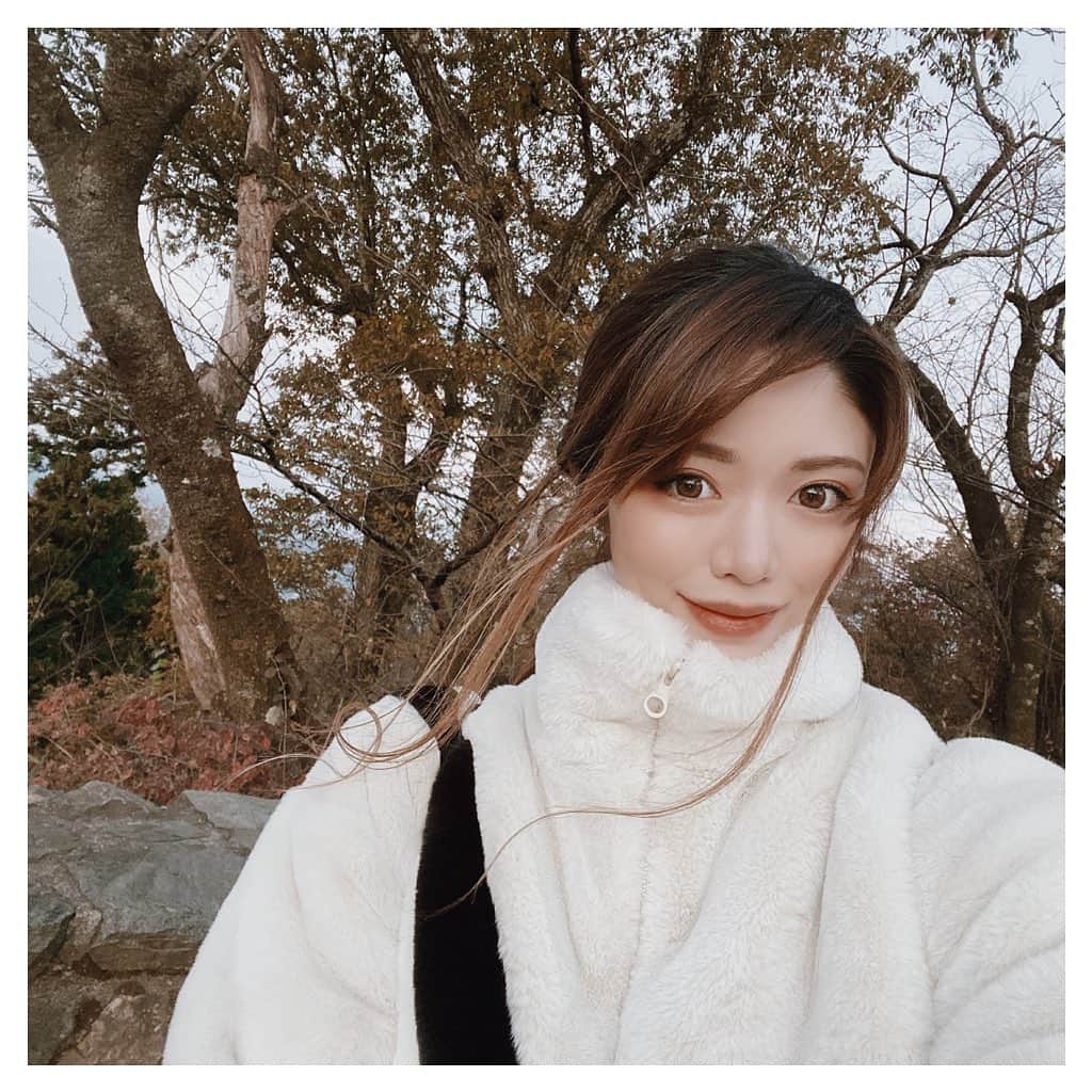 ARIKAのインスタグラム：「もこもこ✖️高尾山⛰ . どーしても紅葉見たくて高尾山へ🍁 このNIKEのモコモコお気に入り🧡 紅葉も少し残ってて、なにより山頂で 富士山がみれて嬉しかった🥰 天気が良くないとみれないらしい✨ いい運動になったし行って良かった👟🎒 . #高尾山 #おひとり様 #運動 #散歩 #登山 #NIKE #もこもこアウター #冬 #休日の過ごし方 #休日 #日曜日 #紅葉 #富士山 #絶景 #幸せ #gymgirl #workout #makeup #hair #me #girl #swag #l4l #love #selfie #bestoftheday #followme #dog #lovedogs #お洒落さんと繋がりたい」