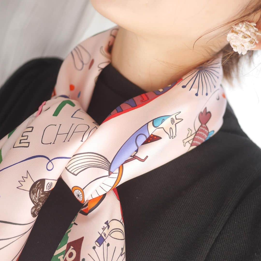 木本泉さんのインスタグラム写真 - (木本泉Instagram)「-﻿ 今日は久々にスカーフを巻いてみました🧣﻿ ﻿ 妹のインスタ見たら色違いのワンピース&スカーフで同じコーデだった笑。﻿ ﻿ #スカーフ#hermes#エルメス」11月29日 21時25分 - izumikimoto