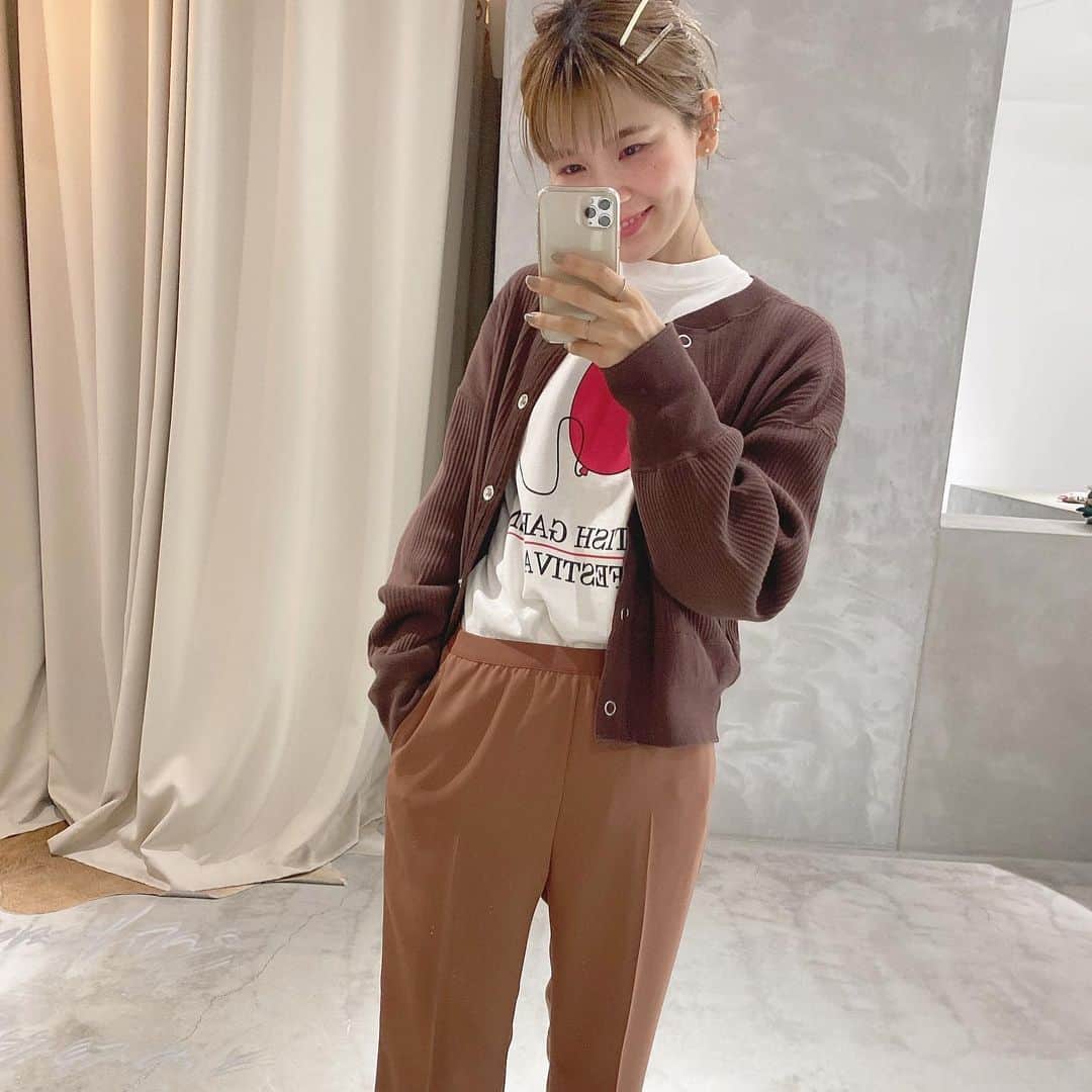 松田 美奈子のインスタグラム：「ブラウンコーデの日🐻 リラックスpants家で普通に洗濯しただけでこの仕上がりで本当に素晴らしいと思う🧚🏻🌿  生地も染色に使われた水を科学処理とバイオ処理で綺麗にしてから川に戻されて作られた生地なので地球にも優しいお洋服🧚🏻 みんなに履いてみてほしい🌎🌿 . tops...#shinzone cardigan...#shinzone pants... @merci__jp」