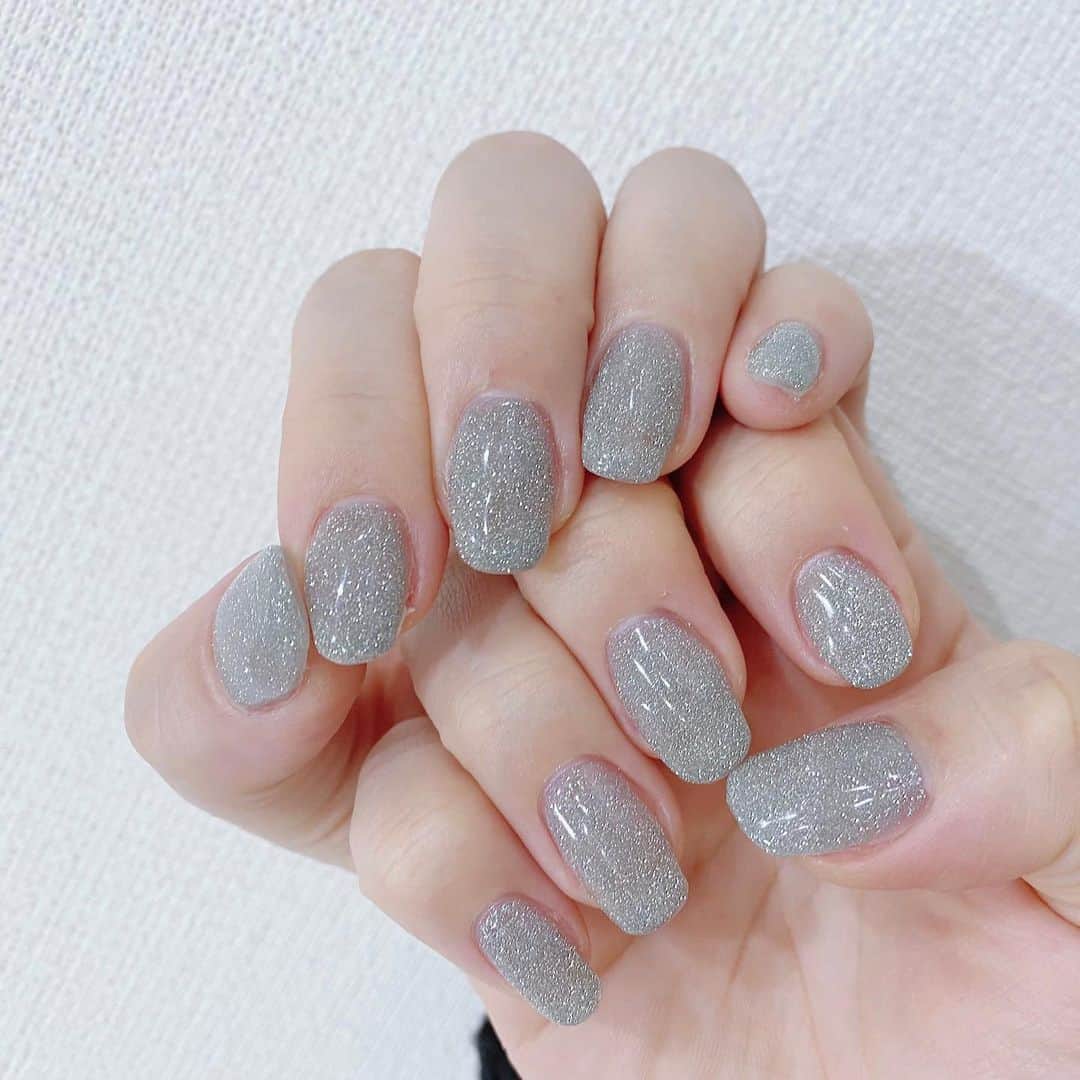 なかやまちえこのインスタグラム：「シルバーのフラッシュグリッター✨⠀ ⠀ #nail #nails #nailart #ネイル #美甲 #ネイルアート  #japanesenailart #manucure #japanesenails #manicurist #gelnails #أظافر #네일아트 #미용 #vẽmóng #ngườiđẹp  #เพ้นท์เล็บ #искусствоногтя #artedeuñas #เพ้นท์เล็บเจล #ジェルネイルデザイン #ネイルデザイン #senikuku #nagelkunst #フラッシュネイル #flashnails #和楽器バンド #鈴華ゆう子 さん @yuko.suzuhana @prexyofficial」
