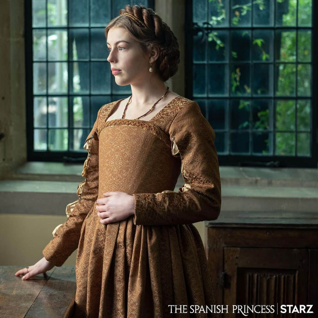 Amelia Gethingのインスタグラム：「The finale of #TheSpanishPrincess is out now!! Moral of the story is, as our lovely @awkwardcrone puts it : stay away from MEN! 😂  Check it out on Amazon Prime 💛👑」