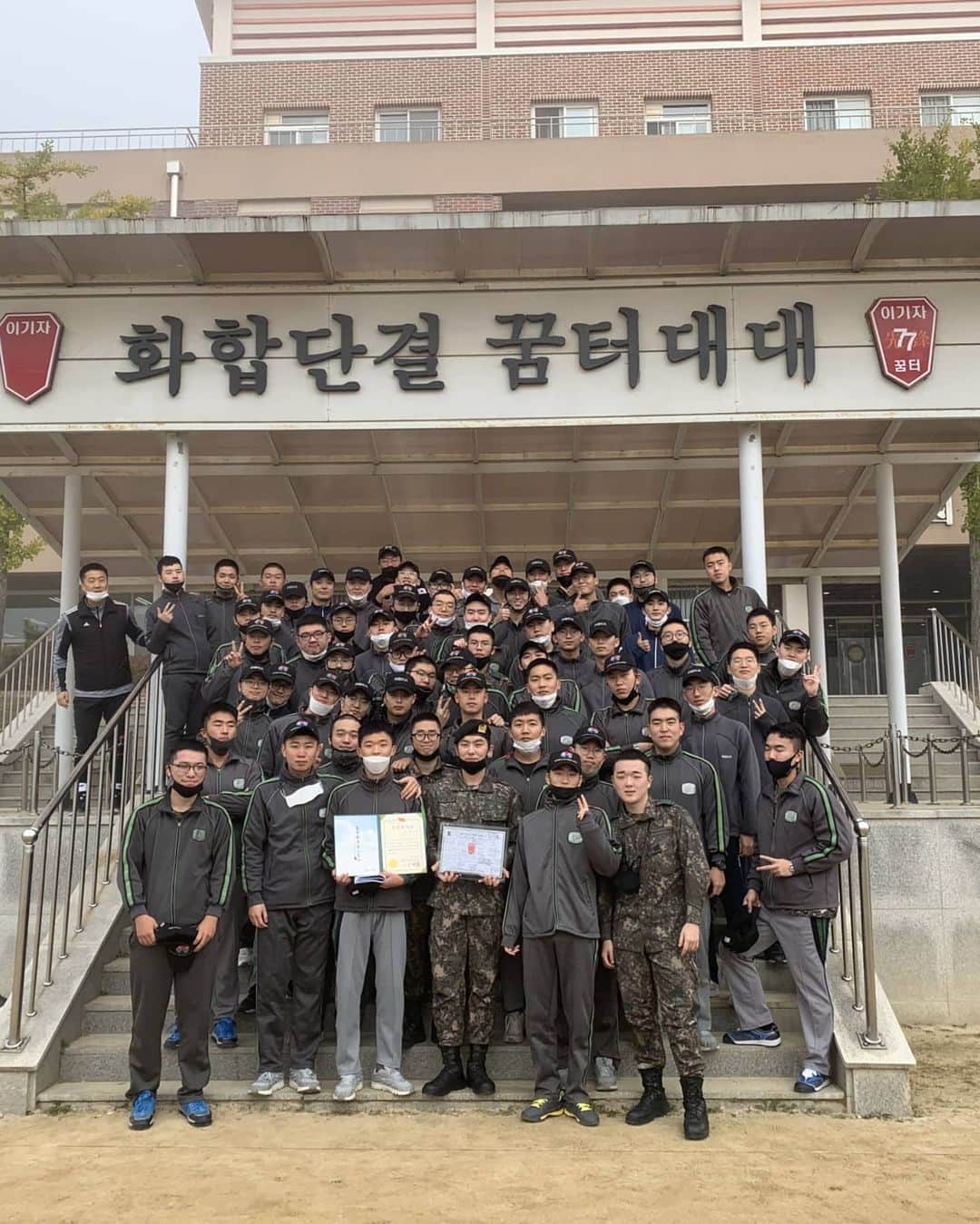 アン・ウヨンのインスタグラム：「전역. 코로나로 인해 가지고 있던 휴가로 조기전역 했는데 , 전역날까지는 군인신분이기 때문에 조심히 지냈습니다. 전역해서 마음이 한결 가벼워졌습니다. 우리 간부님들 고생많으셨고 우리 애기들 고생많았다.ㅎ 그리고 기다려주신분들 감사합니다.^-^」