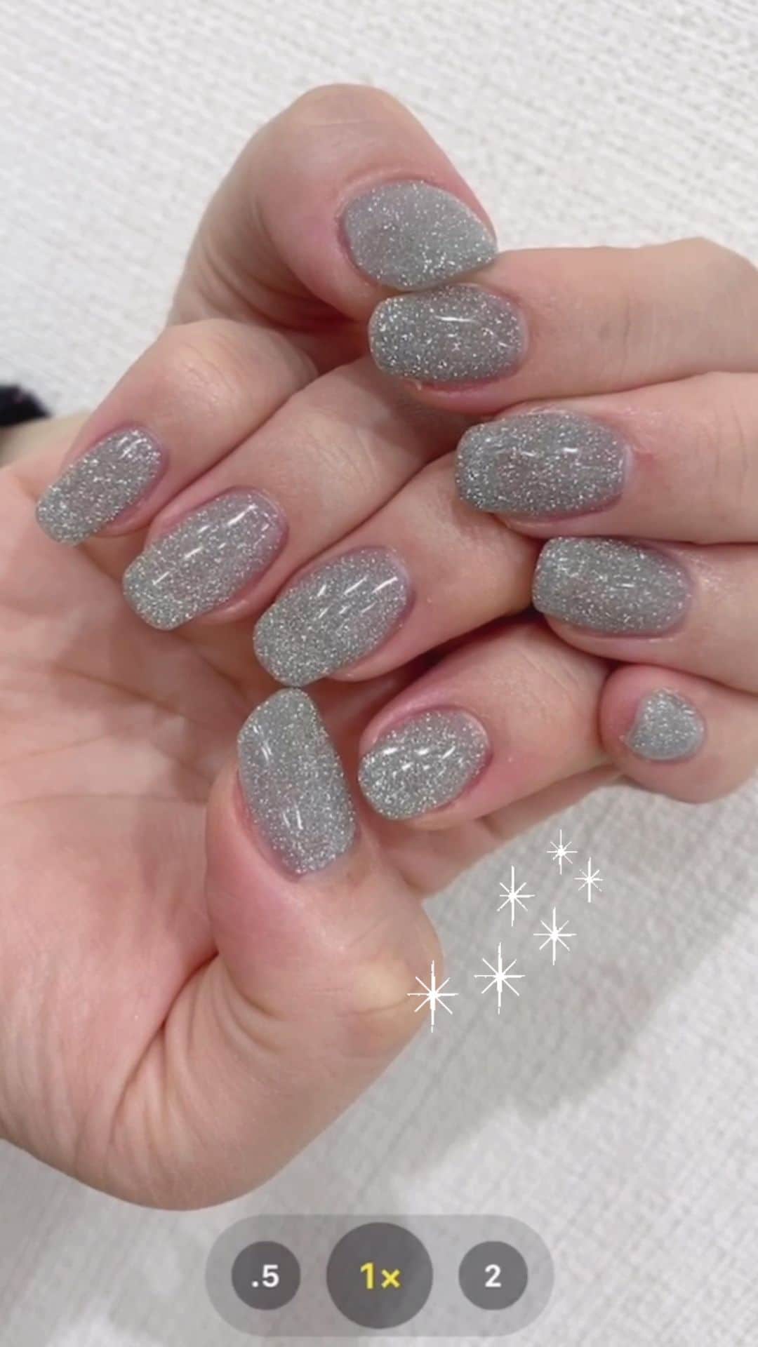 なかやまちえこのインスタグラム：「Flash nails✨⠀ ⠀ #nail #nails #nailart #ネイル #美甲 #ネイルアート  #japanesenailart #manucure #japanesenails #manicurist #gelnails #أظافر #네일아트 #미용 #vẽmóng #ngườiđẹp  #เพ้นท์เล็บ #искусствоногтя #artedeuñas #เพ้นท์เล็บเจล #ジェルネイルデザイン #ネイルデザイン #senikuku #nagelkunst #フラッシュネイル #flashnails #グリッターネイル #ラメネイル #glitternails」
