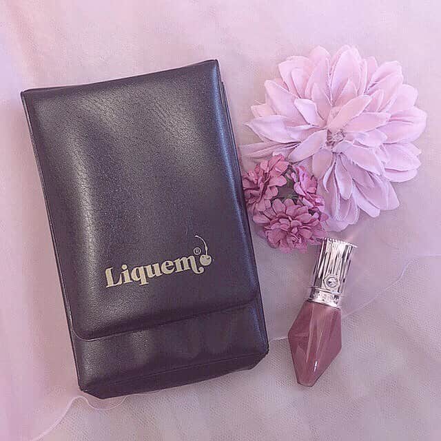 加藤咲希のインスタグラム：「nicola1月号の付録です🍒 ꒰ liquem レザー風ミラー付きポーチ ꒱ . 大人っぽくて可愛いデザインᙏ̤̫♡ . . ちなみに横にあるリップは最近お気に入りの❕ 唇ぷるっぷるになって好きなの👶🏻🤍 . . . . #nicola #ニコラ #モデル #ニコモ #ニコラモデル #加藤咲希 #かとぅ #かとっこ🐱🌸 #liquem」
