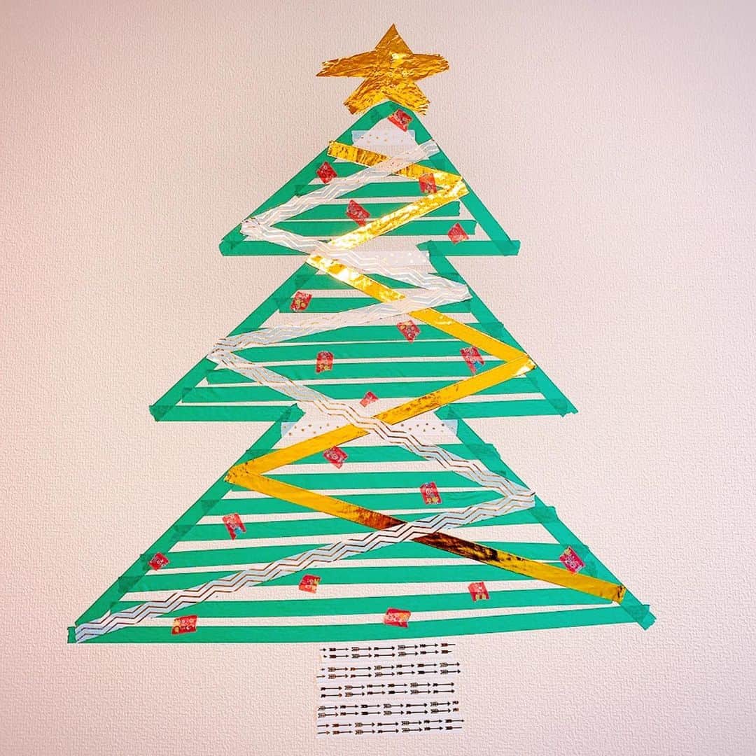 青木美香のインスタグラム：「今年のクリスマスツリー完成🎄💖 子供が作ったみたい笑  #マスキングテープ#マステツリー #クリスマスの準備」