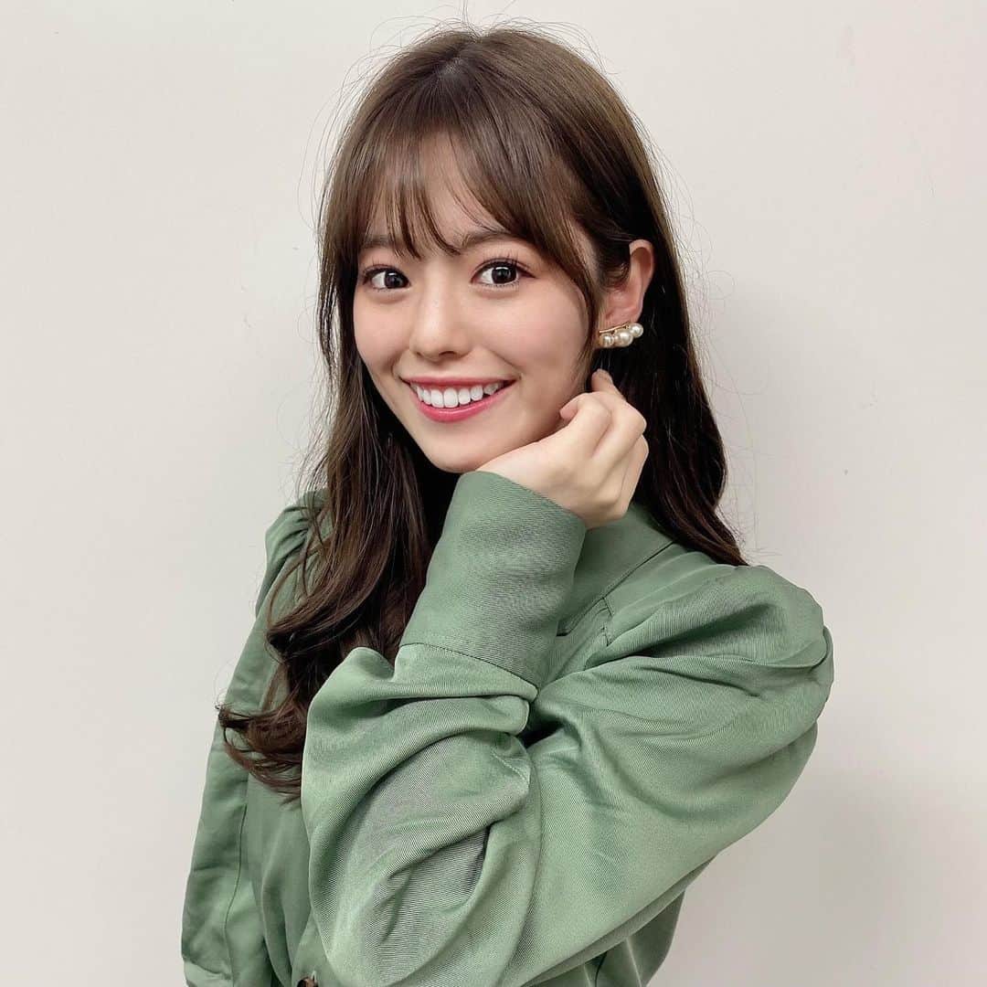 有村莉彩のインスタグラム：「おしゃしん🧚🏻‍♀️ 横顔ものせちゃお〜っと ゆるふわっと今日は割とざっくりとわけて巻いてみたよ🌷  #girl #smile #fashion #onepiece  #green #idol #model #talent #actress #tokyo #japan #photo #photography #カーキ #アイドル #モデル #cute になりたい  #moussy #ヘアアレンジ #ヘアスタイル #アッシュ #ベージュ #グレージュ  #透明感カラー」