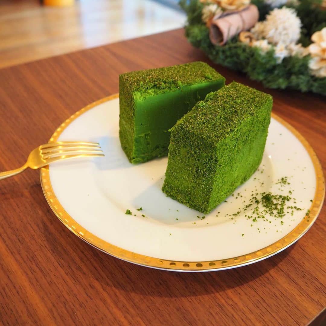 杉下理世のインスタグラム：「噂のブランシェショコラ💚 ついに頂きました😋✨ 私には馴染み深い、福岡県の八女茶を使用してるんだって💚 茶葉をしっかりと感じる味わいで、素材にもすごくこだわって作られてるのが伝わりました…✨ パッケージもすごく可愛いし、お友達へのプレゼントやこの時期お歳暮としても喜んでもらえそう♡♡  @branche_chocolat #ブランシェショコラ #カレチョコ #抹茶カレオショコラ  #八女茶 #スイーツ #sweets #お取り寄せ #お取り寄せスイーツ」