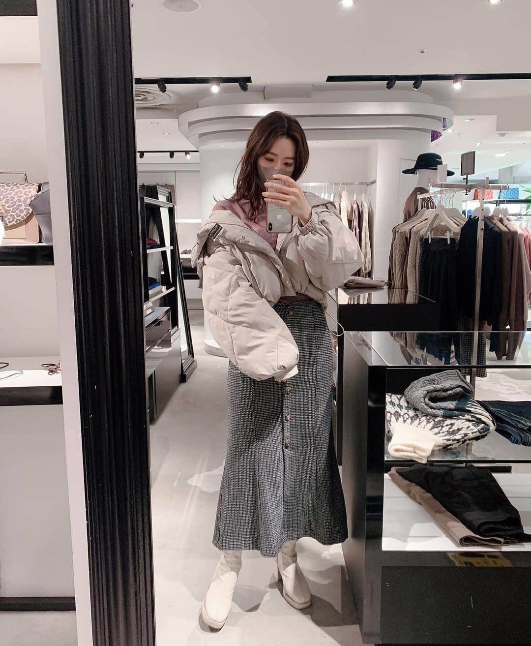 上地雅弥 MURUAのインスタグラム：「寒くなってきてダウンが大活躍の季節🍂 明日までなんと税込1万円🥶💗 MURUAのダウンはお家で手洗い出来るので、クリーニングに持ってく手間も省けて最高です🥺🥺 . 今日もたくさんの方にご来店いただきました💗 ありがとうございました🥰 . やっぱり店頭で接客させていただく時間が楽しいな〜🥰 . . #murua #murua_official #murua_by_staff #ダイヤキルトボリュームエアコンダウン  #ダウン #ダウンジャケット #アウター #outer」