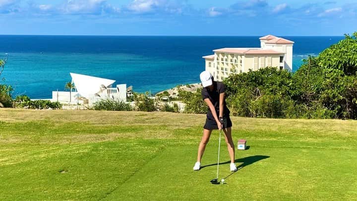 夏美のインスタグラム：「念願の、私の大好きな方々とのラウンド⛳️ 沖縄PGM沖縄ゴルフリゾート　@pgm.official  にて🏌️‍♀️🏌️‍♂️🏝 ここのコースはPGMの中でもGRANDがついているコース✨✨ 美しい景色としっかりメンテナンスされたコースはまさにハイグレード👑 メンテナンスがしっかりされたグリーンってあんなに早いんですね❗️⛳️ 私はスイングで体が突っ込んでしまうのを直したいんですが動画ではプロの夫にそれを聞いています📱笑 あと❗️ ここはご飯も美味しくて、美しい海とコースを一望できるテラスで食べるご飯は最高です👍 沖縄に来たら是非行ってほしいゴルフ場の一つです❗️ ＊ ＊ #pgmゴルフリゾート沖縄  #grandpgm  #夏美の沖縄ゴルフ  #ドライバーショット  #女子ゴルフ　 #夏美の沖縄ライフ　 #okinawa  #onnason」