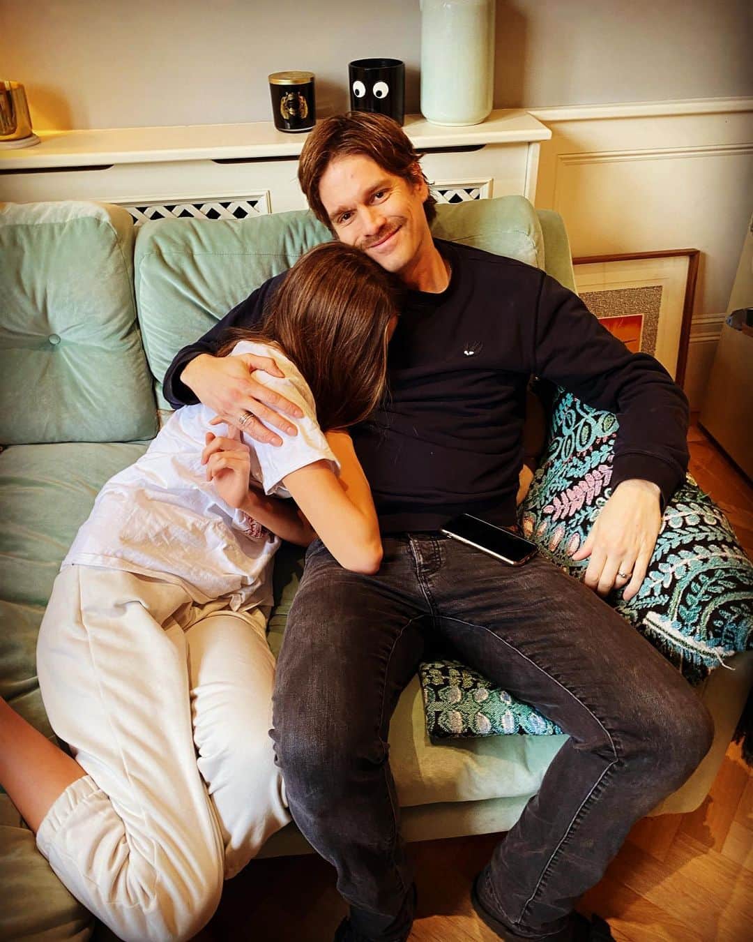 ファーン・コットンのインスタグラム：「At his happiest when his babies are around. 3 out of 4 kids here this weekend. Lola love. ♥️♥️#sundaychillin @jessejameswood ps #movember」