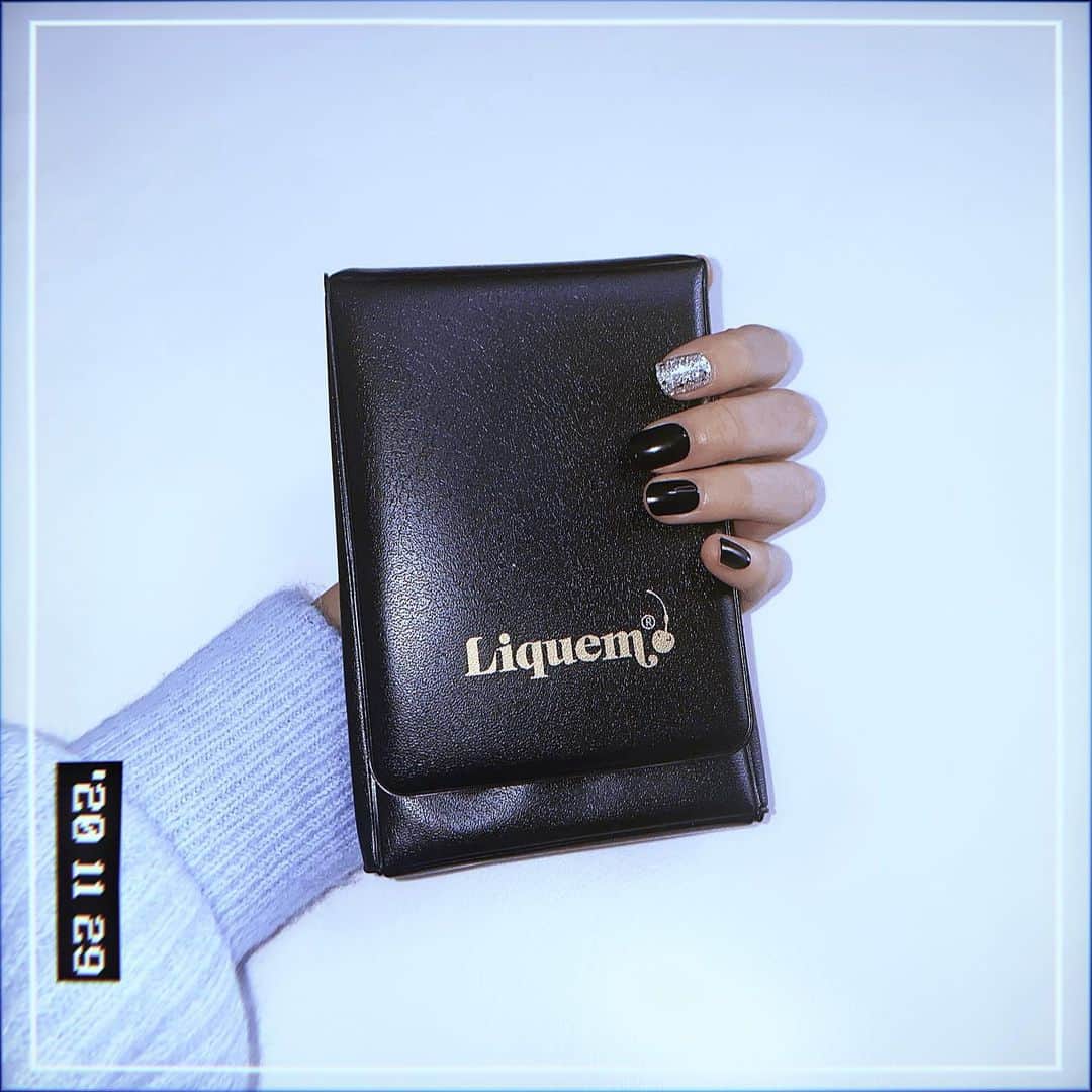 のインスタグラム：「🤍🖤﻿ ﻿ nicola1月号の付録🌎﻿ ¨﻿ → Liquem ミラー付きレザー風ポーチ です！﻿ 中に鏡が付いてるから持ち歩く用のメイクポーチにしようかなと思ってる☻﻿ レザー風が大人っぽくてとても好き、、🎀﻿ ﻿¨ 12/1 発売です、皆さん是非ゲットしてね🌙﻿ ﻿¨ #nicola #Liquem #コスメポーチ」