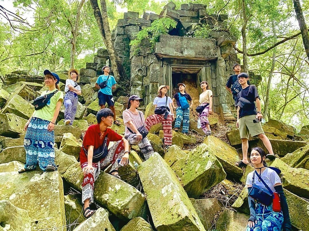のインスタグラム：「【7.カンボジア王国🇰🇭】  アンコールワットが有名過ぎる、タビイクでもお馴染みカンボジアですが、隠れた大人気スポットに#ベンメリア遺跡 があります。  天空の城ラピュタの世界を思い起こさせるこの遺跡は、崩壊して苔むした建造物に、巨大なガジュマルの木が根を張りとても存在感があります🌱  . カンボジアと日本の関係は深く、500リエル紙幣には日本の国旗🇯🇵と、日本の無償援助により、メコン川にかけられた「スピアン・キズナ（キズナ橋）」が描かれています🌷  カンボジアへ行った際はチェック！！  【#タビイク世界制覇 】  ✼••┈┈••✼••┈┈••✼••┈┈••✼••┈┈••✼ ••┈┈••✼ ﻿  @tabiiku をタグ付けすると、お写真が紹介されるかも！？ 是非タグ付けして投稿してくださいね🌷 アジアのお写真、大募集中です！！  ✼••┈┈••✼••┈┈••✼••┈┈••✼••┈┈••✼ ••┈┈••✼ ﻿  #旅女 #vacation #instatravel #instapassport #バンライフ #旅行好き #旅行行きたい #旅行好き女子 #絶景 #バックパッカー #backpacker #フォトジェニック #カンボジア #カンボジア王国 #カンボジア🇰🇭 #Cambodia #世界遺産 #ベンメリア #BengMealea #bengmealeatemple #worldheritage #天空の城ラピュタ #ラピュタ #タビイク #ジブリ」