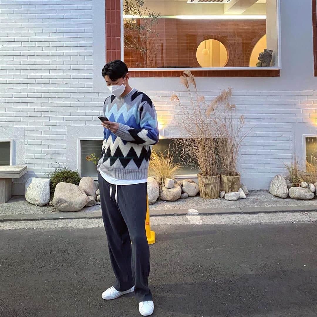 イム・ジンウのインスタグラム：「사진 서로 찍어주기 쪼렙 - #한남동 #데이트 #꾸안꾸」