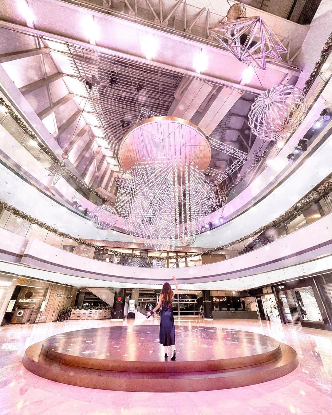 Moanna S.さんのインスタグラム写真 - (Moanna S.Instagram)「Dreaming in Dazzling illuminating bauble✨🎄- have you watched the “Spread the Glow" light show yet?  Check out the below stores for xmas ideas! @dolcegabbana  @agnesb_officiel  @agnesb_cafefleuriste   @hkifcmall  #hkifcmall #ifcXmas #FindyourChristmasSparkle」11月29日 21時58分 - moannaxdessire