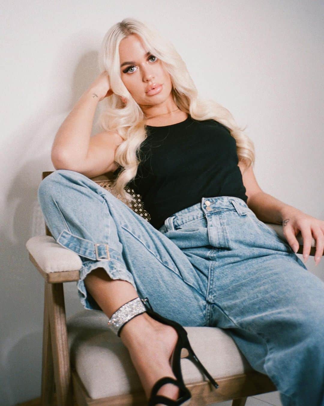 ロッティー・トムリンソンのインスタグラム：「post lockdown outfit planning 💎 @warehouseuk have up to 70% off & an additional 15% using code EXTRA🤑 #WHicons #ad」