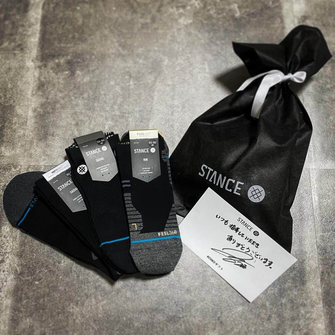 宇野薫のインスタグラム：「今年も指導していただいたあの人へ いつも履いている 黒の3種類を #STANCEギフト   #stancesocks @stancesocks  #スタンスソックス @stance_japan」