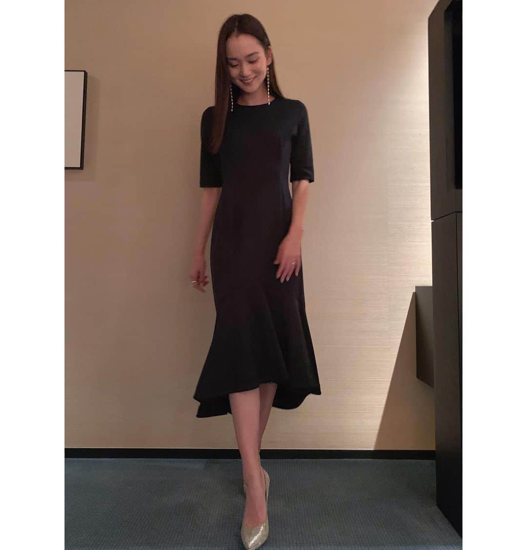遠藤瞳のインスタグラム：「久しぶりワンピース×ヒール🤔👠 ゆっくりしてお食事に行って🍽 良きお休みでした☺️  ONE PIECE👗: @stylings_official  去年のだけどとてもお気に入り☺️  #staycation  #staycation2020 #dressup」
