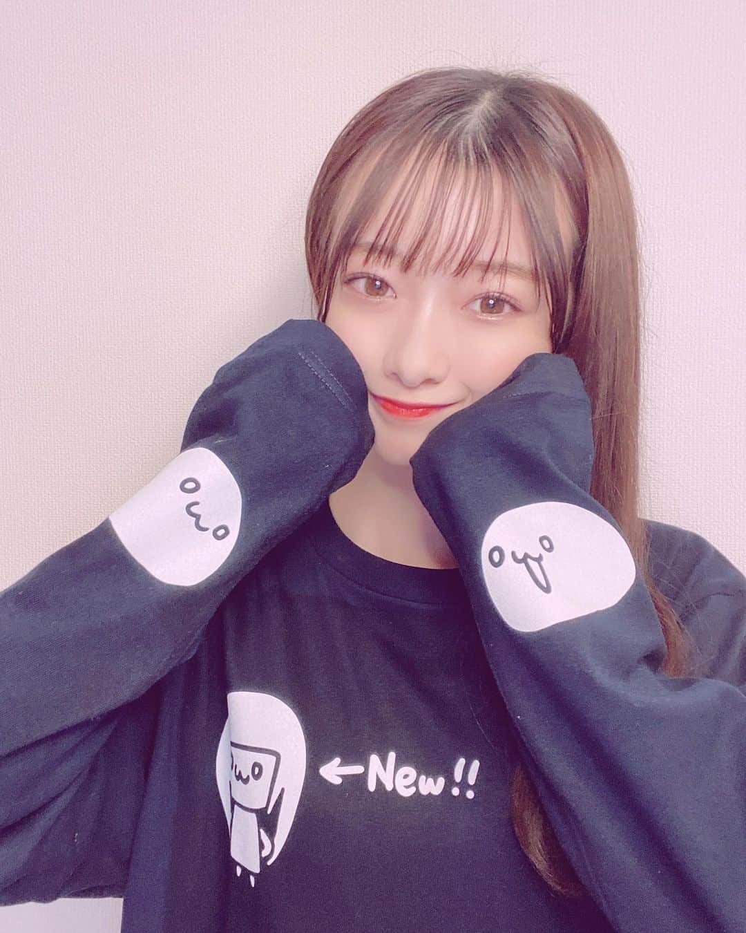 涼本理央那のインスタグラム：「﻿ ﻿ 大好きなゆっふぃさん @yufu_terashima  のあたらしいロンT❤️❤️﻿ ﻿ ずっとゆっふぃさんのお洋服欲しかったから買えて嬉しいし、だいふくさんがお写真撮る時いい所に来てくれてめっちゃ可愛い😍﻿ ゆっふぃさんLIVEお疲れ様です🥺💖💖﻿ずっと大切に着ます🥺 ﻿ #寺嶋由芙 さん #ゆっふぃ さん」
