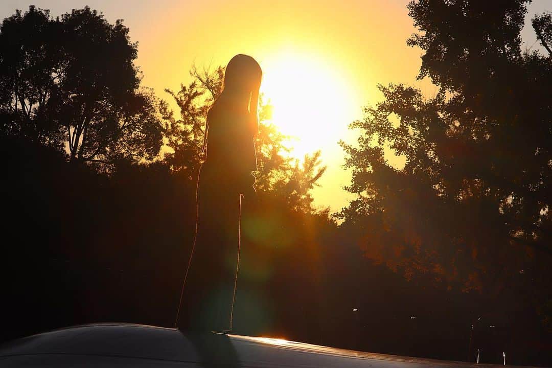 矢倉楓子さんのインスタグラム写真 - (矢倉楓子Instagram)「綺麗な夕焼け🌅﻿ この時間帯の紅葉もとっても綺麗でした☺️🍁﻿ ﻿ #夕焼け #sunset #紅葉 #いちょう並木 #秋冬コーデ #ニット  #ワンピースコーデ」11月29日 22時06分 - fufu_ice