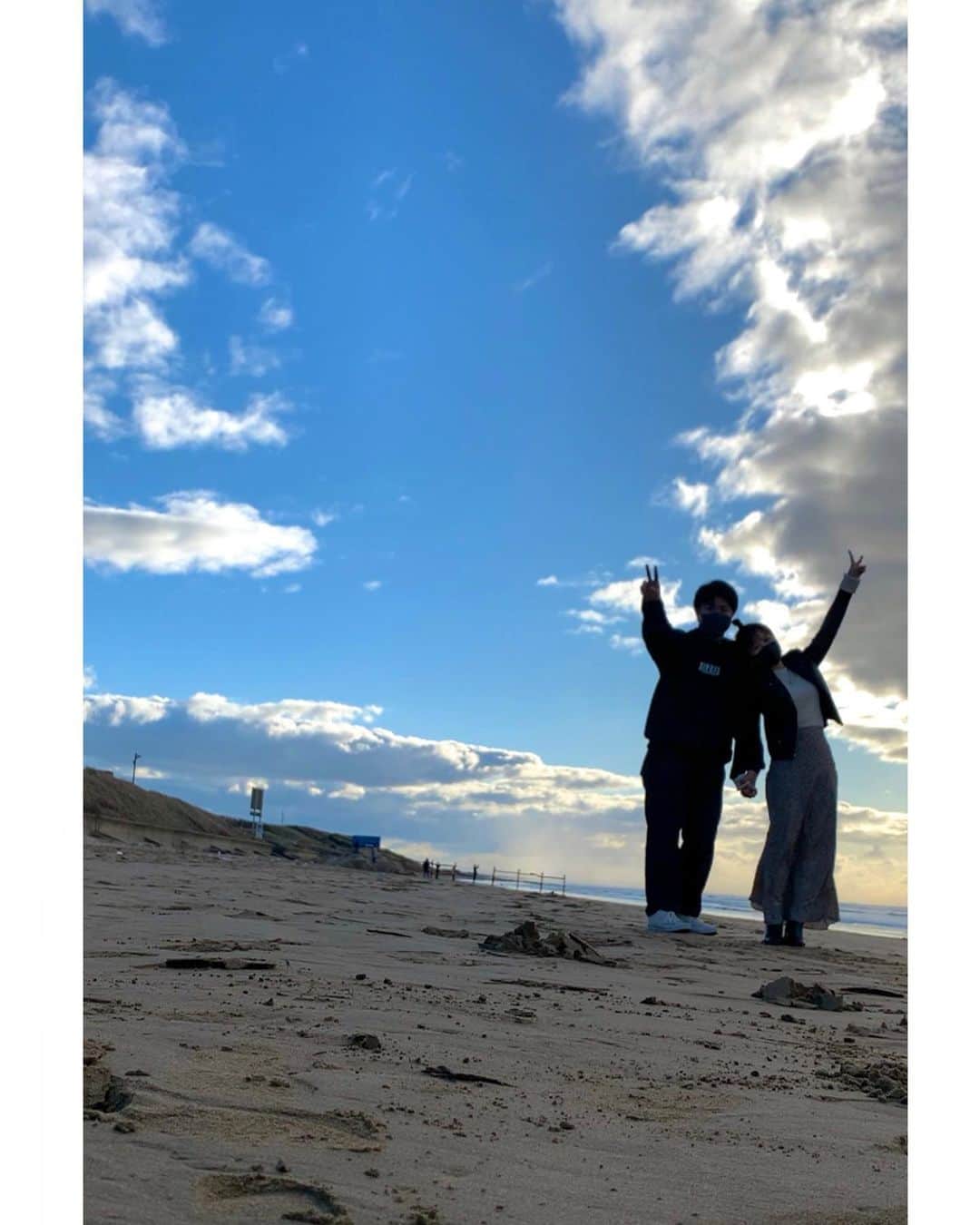 大関れいかのインスタグラム：「. 海と夕日綺麗で入れたかったのに 全然入ってなくて砂浜メインに なってしまった🙃 #彼氏のピースめっちゃインキャピース」