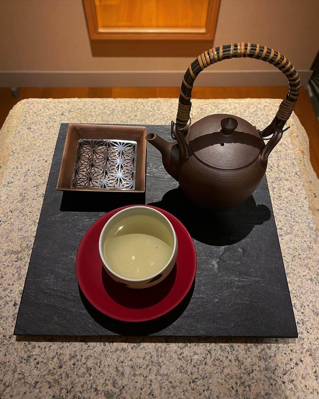 岡清華さんのインスタグラム写真 - (岡清華Instagram)「【 茶器と御茶 】  最近は、お茶を愉しむ時間が至福を感じます🍵 モダン(現代)と 和 (伝統) の組み合わせにすっかり覚醒しており、 仕事の延長線上で、プライベートの趣味的にもシビれるハイブリッドです。  ( また、素敵な茶器で淹れると茶の風味がまた格別になるのですよね〜。)  出張を頻繁にさせていただくこの頃。  いつもと違うタイムスケジュール、 そして食べ物や飲み物がコントロールしにくい中、 持参するものがコンディションを保つ大切な鍵🔑 であることを実感しています。  ＿＿＿＿＿＿＿＿＿＿＿＿＿＿＿＿＿＿＿＿＿  まずは、写真にもある、お茶。🌿 こちらは、神目箒茶です。  新潟県で丁寧に一つ一つ手作りで植え、詰みしていただいている 素敵な方に出会い、そこから数年いただき続けています。  神目箒とは、和名で、 アーユルヴェーダではトゥルーシーと呼ばれる メジャーなハーブです。  英語ではホーリーバジル。 名の通り香り高く神聖な気分にもなる味わい。  精神面へのアプローチが特に効果的とされていて、 自律神経が乱れがちな方や、神経が興奮気味な方、 精神的ストレスや疲労、睡眠障害のある方、 カフェインを摂取できない方にもオススメ。  出張先でどんなホテルに泊まっても、 おいしいお茶を持参して、淹れるだけで、 本当に過ごす時間のクォリティが変わる。  こだわりを持ち歩く。 いつでも自分らしくいられる方法です。  それ以外にも、 舌👅磨きをするタンスクレイパー、 耳👂や鼻👃をセルフケアするセサミオイルや、 移動中に乾燥したり疲れた心身を潤すギーは、 欠かせない出張グッズです。  ＿＿＿＿＿＿＿＿＿＿＿＿＿＿＿＿＿＿＿＿＿  👆こちらは全て、MOTHER @mother___jp のウェブサイトの SHOPから購入することができますよ。  ちなみに、 MOTHERの公式アカウントでは告知させて いただきましたが、2021年1月からは、 MOTHERのプロダクト、会員プランの新規申し込み分は、 全て消費税をプラスさせていただくことになりました。  申し込みや購入をするなら今ですよ！  私が運営するMOTHERは、 メルマガ受信やウェブ集会に参加できるコミュニティ、 講座資料などをシェアさせていただくシェアメンバー、 MOTHERの活動を共に支援いただくチームメンバー、  そして、オンライン上で毎日のレギュラーの 瞑想のクラス、ヨガのクラスの会員様を募集していますよ。  また、絶賛進行中のアーユルヴェーダスクールも 第三期を2021年に開催することになりました。 @mother_leader2020 (12/1 改めて発表します)  アーユルヴェーダの基礎が学びたい方は、 まずは4つのアーユルヴェーダ講座を受講ください。 また、SHOPページから過去全ての講座が購入いただけます。  MOTHERは、それぞれのタイミングで、 それぞれの関わり方を大切に、 一度でも関わっていただけた全ての皆様とのご縁を 大切に紡いでいます。  ＿＿＿＿＿＿＿＿＿＿＿＿＿＿＿＿＿＿＿＿＿  12/20 にコートヤード広尾 @courtyard_hiroo にて 開催するイベントは、MOTHERに関わる皆様への 感謝祭のようなイベントです。  私の大好きな場所、とっても素敵な空間で、 スペシャルな企画を盛りだくさん計画しています。  12:00〜14:00のヨガ🧘‍♂️も行う会と、 15:00〜17:00 のギー作りの会は空きがありますよ。  是非2020年最後のリアルでお会いできる場。 わたしの思い入れのある場所で皆様と過ごせること 本当に楽しみにしています。  🌏全ての詳細は、ウェブサイトにてチェックくださいませ🙏 ＿＿＿＿＿＿＿＿＿＿＿＿＿＿＿＿＿＿＿＿＿  #日本 #伝統 #最新 #健康 #メンタルヘルス #コンディションニング  #出張 #こだわりを持ち歩く #至福　#お茶 #ハーブ #神目箒 #トゥルーシー #ストレス #疲労 #睡眠障害 #自律神経 #ノンカフェイン #整精神 #アーユルヴェーダ #生きる知恵 #生活の知恵 #丁寧な暮らし #豊かな暮らし #茶器 #お茶 #モダン #和　#ハイブリッド」11月29日 22時07分 - okasaya
