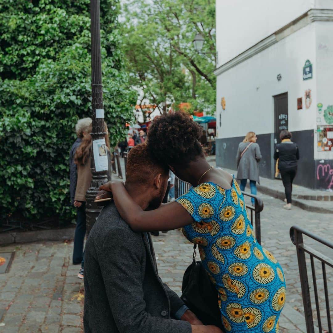 Putri Anindyaのインスタグラム：「is it a hello? or is it a goodbye?   I feel deeply attached with this photo. Somehow it’s so personal. I saw them when I was walking around in Montmartre, Paris. They embraced each other for long, enough time for me to see them from a far and captured them into an image that I will cherish forever.」