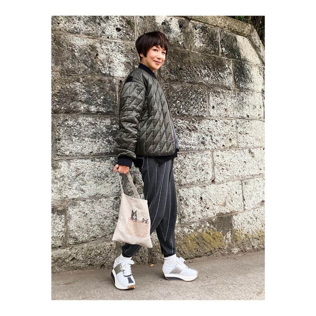 黒田知永子さんのインスタグラム写真 - (黒田知永子Instagram)「. 私にしては、とても珍しいカーキ色のブルゾン☺︎  CASICAのイベントでGETした石井佳苗さんセレクトの麻の猫バック🐈 お気に入りです♡  #planc  #stellamccartney  何年も履いている楽々ニットパンツです #marni  #黒田知永子  #chiekokuroda」11月29日 22時08分 - kuroda_chieko