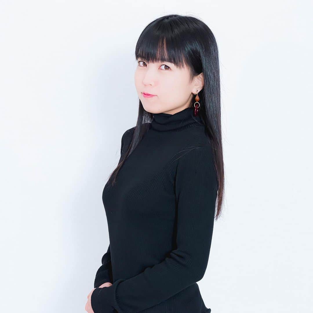 里咲りさのインスタグラム：「代表取締役っぽい写真がやっと撮れた！😂  #社長 #写真 #businessowner #今日のコーデ #japanesegirl」