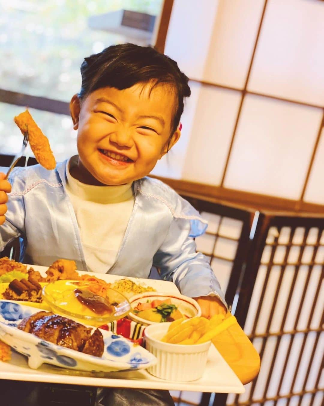 スザンヌさんのインスタグラム写真 - (スザンヌInstagram)「週末もブーツの🥾ジップもあげられないくらい筋肉痛は持続中😂🙏❤️﻿ ﻿ 今日はありがたしあわせランチを♡﻿ 阿蘇の#いちの川 さんで🍱﻿ 身体に心に優しいお料理を大自然の中で🏔﻿ ﻿ 美味しかったぁ🤤♡幸﻿ ﻿ お子様ランチも豪華ぁ﻿ 息子もプリンセス（姪）👸も美味しいの表情が愛しすぎる♡﻿ ﻿ 阿蘇のほうは今が紅葉🍁﻿ 昨日買ったばかりのH&Mのワンピースに2480円😂❤️に﻿ フワモコアウターとニット帽で﻿ 防寒コーデ⛄️﻿ ﻿ ﻿ ﻿ ﻿ #今日のYouTubeは紅葉とおすすめグルメです﻿ #スザンヌchannel ﻿ #プロフィールからyoutube飛べます ﻿ #是非ご覧ください　♡♡♡」11月29日 22時05分 - suzanneeee1028